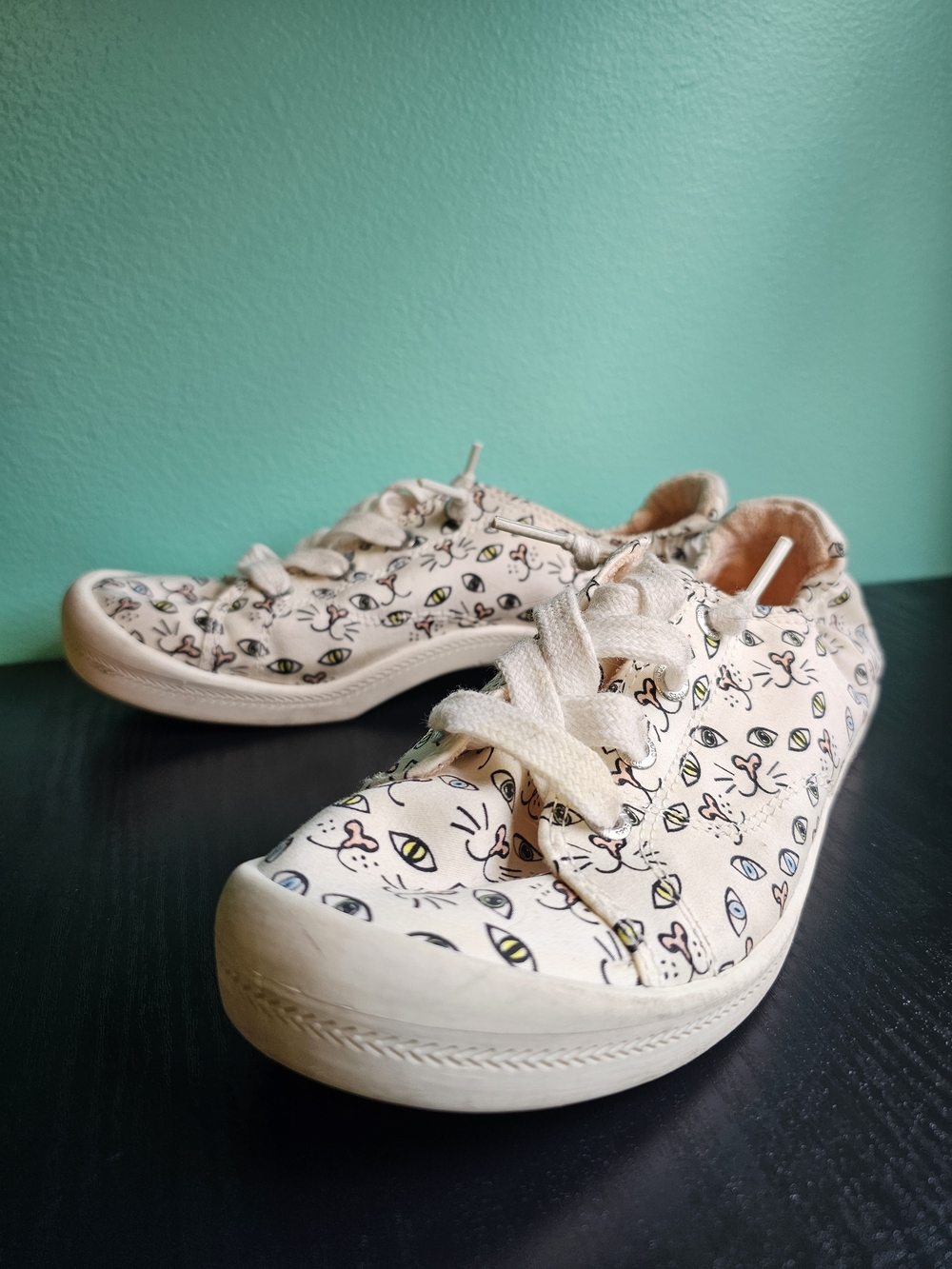 BOBS by Skechers White Canvas Lace-up Sneakers with Cat Print Women's Sz 6.5